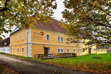 Výrazné barvy fasády se často používají při rekonstrukcích, kdy majitelé vychází z původní barvy. Foto nalevo: Cemix Silikonová omítka zatíraná 1,5 mm, zateplovací systém THERM P BASIC SILVER. Na fotografii napravo: Cemix Silikátový fasádní nátěr, Akrylátový fasádní nátěr.