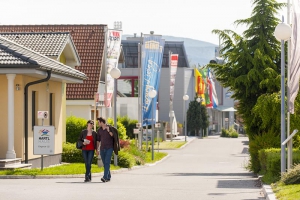 Na prohlídku, případně konzultaci se vydejte společně s rodinou. Kromě přehledu o nabídce vám může pomoci upřesnit si vaše představy a požadavky.