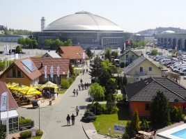 V Brně můžete navštívit jak centrum Eden, které je v přímém sousedství brněnského výstaviště (nahoře), tak i vzorový dům Canaba Uno (vpravo) v městské části Přízřenice.