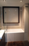 Použití skleněných obkladů v koupelnách, spolu se skleněnými zástěnami sprchových koutu, tvoří materiálovou vyváženost a ucelenost.