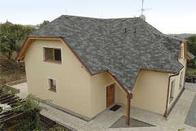 Asfaltové šindele jsou pro svou nízkou hmotnost nezatěžující krovy ideální pro rekonstrukce i novostavby (ONDULINE).