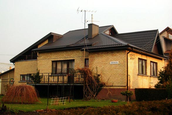 Po rekonstrukci. Starou eternitovou střechu majitel vyměnil za novou.