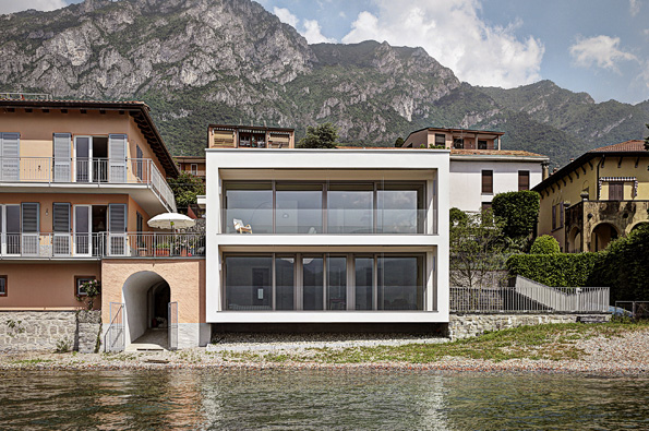 Některé architektonické projekty maximálně využívají krásu okolní scenérie. Mezi výjimečné stavby tohoto druhu patří rodinná rezidence Casa Benedetti, která se doslova otevírá krásné krajině na břehu italského jezera Como. 