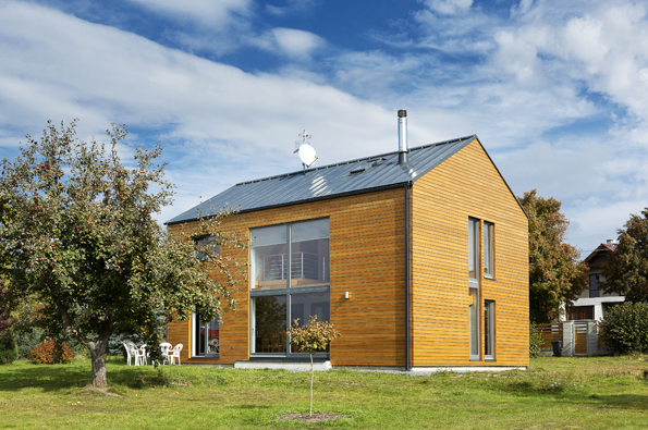 Dřevostavba kompaktního tvaru se sedlovou střechou se dobře hodí do venkovské zástavby a navíc přesně odpovídá stylu architektonického studia Domyjinak, které ji navrhovalo.