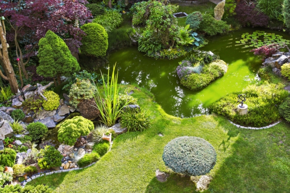 Okrasná zahrada v Kladně je příkladem zručnosti a citu svých majitelů. Spojuje kvalitní stavební i zahradnickou práci do podoby snového obrazu romantického malíře. 