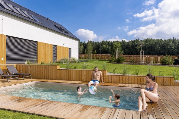 Rodinné bazény mohou mít mnoho podob. Konstrukčně a materiálově jsou upraveny pro instalaci na povrchu i pro zapuštění do země. Stačí si vybrat (MOUNTFIELD)
