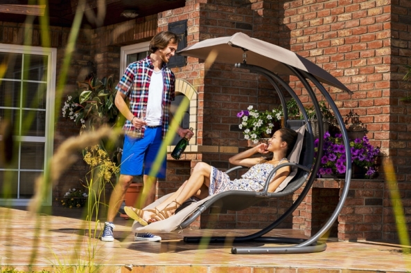 Kupovat kvalitní a pohodlný zahradní nábytek se určitě vyplatí. Nezničí jej sluneční paprsky ani nerozmočí dešťové kapky (MOUNTFIELD)