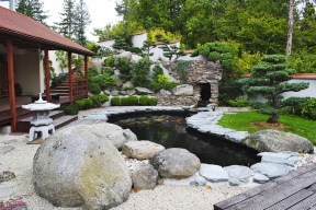 Asijské inspirace jsou pro zahradní architekturu velice lákavé. K zahradě se přistupuje jako k  obrazové kompozici, kameny jsou chápány jako sochařská díla přírody, voda, která propojuje zahradní zákoutí, je nositelkou blahodárného pohybu a zvuku.