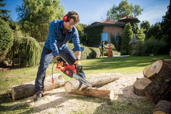 Elektrická pila LEVITA 180 ES v akci (Foto: Mountfield)