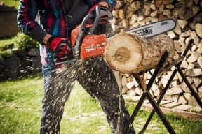 Právě v těchto dnech je ta správná doba na přípravu palivového dřeva. Kdo ho doma používá jako primární topivo, musí myslet i na příští sezóny, protože nařezané dřevo by mělo minimálně rok prosychat. Nejlepším způsobem na řezání dřeva je řetězová pila. (Foto: Mountfield)