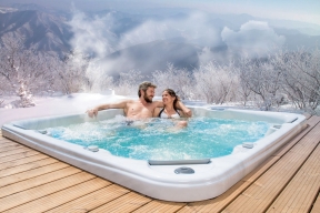 Horkou koupel si užijete i v teplotách hluboko pod nulou. Třeba s elegantní vířivou vanou Bahamas. (Foto: Mountfield)