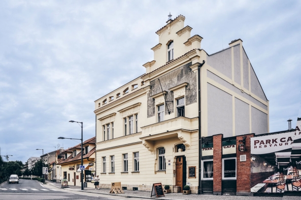 Secesní vilu v lázeňském městě Poděbrady se podařilo obnovit na moderní polyfunkční dům, aniž by ztratila svůj historický půvab. V prvních dvou nadzemních podlažích se nachází jídelna a kavárna, sál pro cvičení jógy nebo taiči, šatna, místnost masérny a kancelář. Třetí podlaží slouží k bydlení majitelů a hostů.