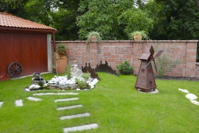 Tvarovky se štípaným nebo hladkým povrchem jsou určeny pro výstavbu budov, okrasných zídek a stěn, oplocení a drobné zahradní architektury. Mají přirozený vzhled a nevyžadují žádnou další povrchovou úpravu. Dobře se kombinují takřka se všemi zahradními prvky a palisádami pro záhony a lemy (PRESBETON)