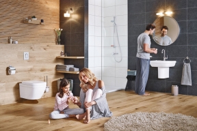 Z ucelené řady baterií Eurosmart je nový sprchový set s technologií Grohe SilkMove zajišťující plynulou regulaci tekoucí vody, cena novinky na dotaz, www.grohe.cz