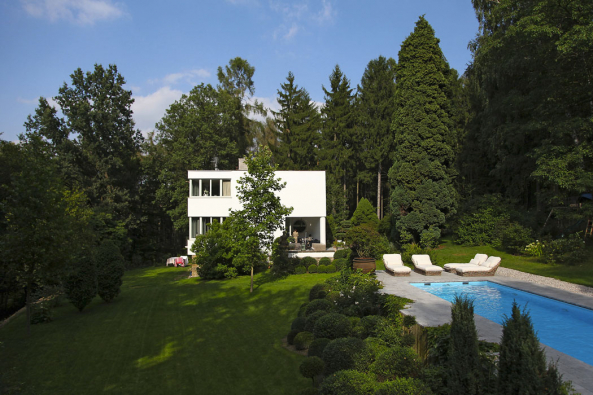 Vila z roku 1938 od architekta Richarda Podzemného, žáka Pavla Janáka, byla krásná od začátku, ale až v symbióze s vzrostlou zelení v okolí a udržovanou zahradou vyzrála v opravdovou funkcionalistickou krásku.