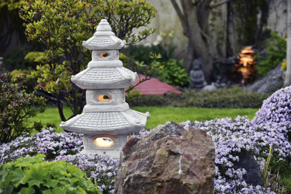 Zakázková výroba nevšedního dekorativního osvětlení v podobě japonské lampy. Orientální zahradní prvky jsou dnes oblíbeny u mnoha majitelů zahrad.