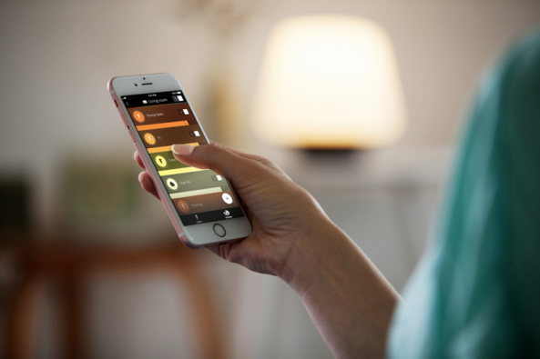 Aplikace Philips Hue přináší kombinaci příjemného osvětlení s intuitivním ovládáním. Umožní vám nastavovat osvětlení pomocí aplikace v chytrém telefonu či tabletu (PHILIPS)