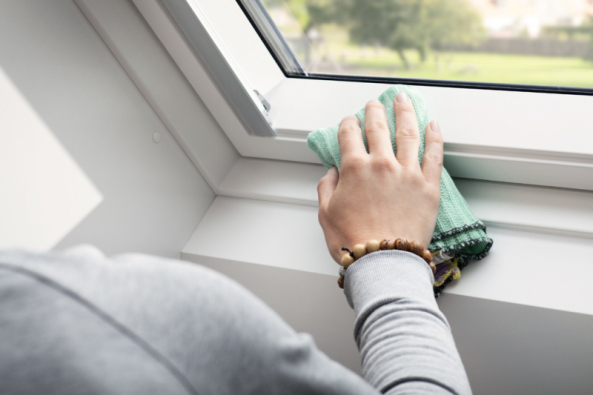 Střešní okna jsou zvenčí oplechovaná a chráněná před nepříznivými povětrnostními vlivy, přesto čas od času vyžadují vaši pozornost. Gumové těsnění postupně ztrácí pružnost, závěsy potřebují promazat a prachový filtr na ventilační klapce volá po vyprání. (Zdroj: VELUX)