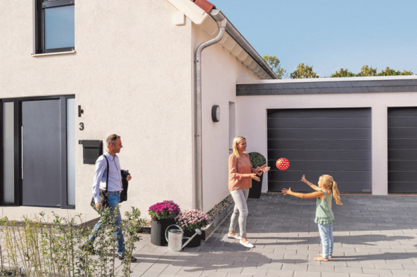Od letošního jara si mohou zákazníci společnosti Hörmann vybrat některý z produktů zařazených do tradiční Akce 2019. Za zvýhodněné ceny jsou v nabídce vybrané oblíbené výrobky ze segmentu garážových vrat a domovních dveří. (Zdroj: Hörmann)