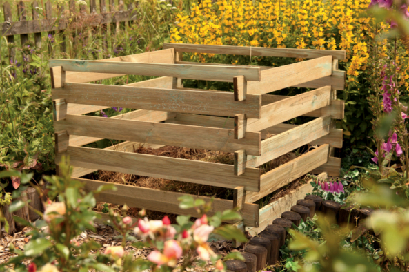 Ideální pro středně velké až velké zahrady je lehce smontovatelný, otevřený stavebnicový kompostér ze dřeva. (Zdroj: Hornbach)