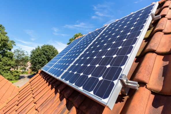 Finanční úspora, energetická soběstačnost, šetrnost k životnímu prostředí. To jsou nejčastější důvody, proč majitelé rodinných domů uvažují o pořízení solárních systémů. (Zdroj: BOHEMIA ENERGY)