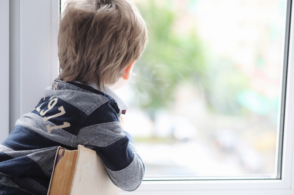 Zejména pokud máte malé děti nebo bydlíte ve vyšších patrech, je dobré myslet i na bezpečnost, např. aby nedošlo k propadnutí dítěte oknem nebo pořezání. (Zdroj: Deceuninck)