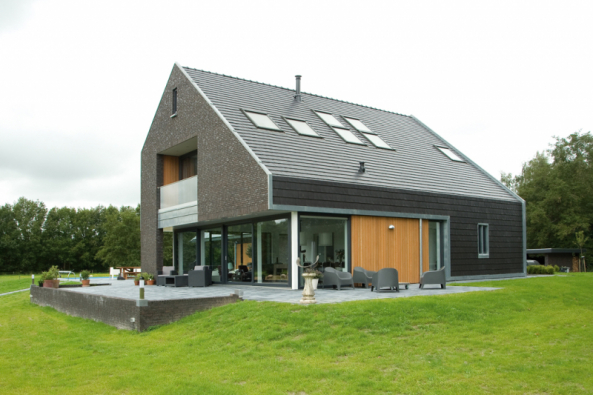 Holandsko. Během projektování budov se zvýšenou energetickou úsporností je důležitá také jejich orientace na světovou stranu. Super energeticky úsporná střešní okna FTP-V U5 namontovaná v této realizaci mají součinitel prostupu tepla Uw=0,97 W/m2K. (Zdroj: FAKRO)