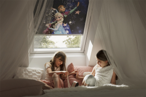 Hledáte účelné a zároveň pěkné stínění do dětského pokoje? Inspirujte se zcela zatemňujícími, pohádkovými roletami VELUX z kolekce Disney. (Zdroj: VELUX)