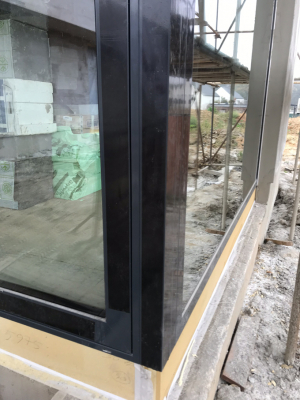 Pro montáž venkovních žaluzii se na okenních otvorech instalovaly schránky pro budoucí montáž venkovních žaluzií. (Zdroj: Wienerberger)
