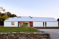 400 m2 velký dům ve městě Mulmur v Ontariu navrhlo architektonické studio superkül. 