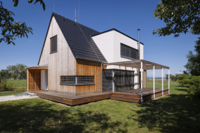 Tvar domu má jasnou koncepci: základní tradiční hmotou se sedlovou střechou prorůstá v její střední části hranol tvořící v podkroví vikýř s plochou střechou