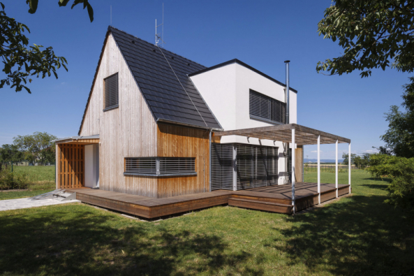 Tvar domu má jasnou koncepci: základní tradiční hmotou se sedlovou střechou prorůstá v její střední části hranol tvořící v podkroví vikýř s plochou střechou