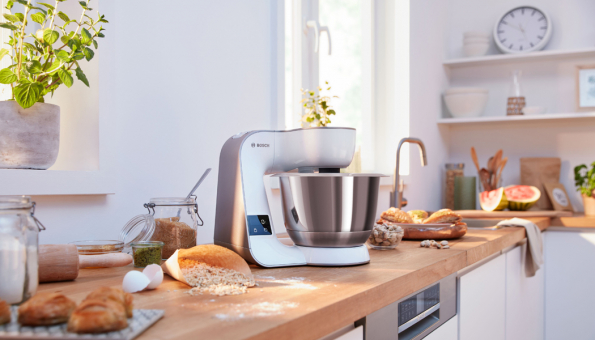 Užijte si přípravu jídla pro rodinu i přátele a těžkou práci nechte na robotovi MUM5 s integrovanou váhou. (Zdroj: Bosch)