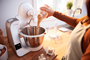 Užijte si přípravu jídla pro rodinu i přátele a těžkou práci nechte na robotovi MUM5 s integrovanou váhou. (Zdroj: Bosch)
