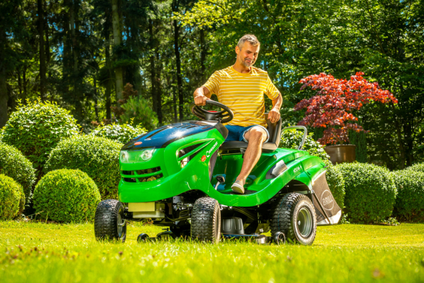 Zahradní traktor Brill Crossover T 103/16 H je výkonným strojem od německé firmy Brill, která ho vyrábí v Rakousku. Traktor má skvělou stabilitu díky robustnímu šasi z prvotřídní oceli, a kromě snadné ovladatelnosti vyniká i perfektním sběrem trávy. (Zdroj: Mountfield)