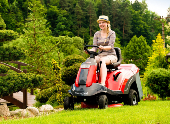 Rider XF 140 HD se výkonově řadí už mezi zahradní traktory, pořád si však zachovává kompaktní rozměry a skvělou obratnost riderů. (Zdroj: Mountfield)