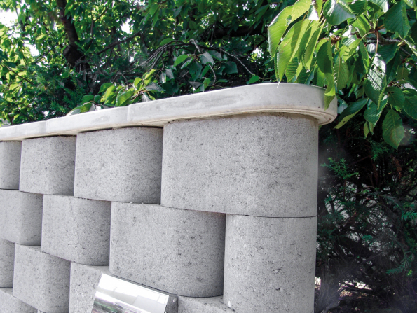 Oblé tvárnice Ronde Block od českého výrobce betonových komponentů Presbeton umožňují výstavbu nejen rovných zdí, ale i vlnitých a zaoblených ploch. (Zdroj: Presbeton)