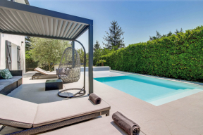 Dokonalé sladění bazénu s okolím je umožněno i díky tomu, že firma Desjoyaux vyrábí pro své bazény speciální betonovou dlažbu. Je protiskluzná a v létě se nepřehřívá (DESJOYAUX)