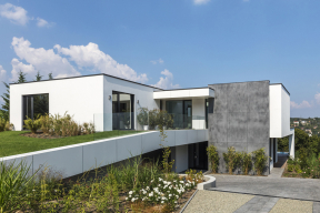 V současnosti je beton základním materiálovým segmentem většiny stavebních realizací. Jeho využití lze nalézt v různých typech konstrukcí, musí tedy splňovat mnoho specifických požadavků. Společnost Baumit je lídrem na trhu suchých betonových směsí a její široké portfolio výrobků nabízí kvalitní řešení pro profesionální zpracovatele i domácí kutily.