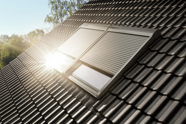 Nejefektivnějším zastíněním střešních oken VELUX jsou venkovní rolety, které si aktuálně můžete pořídit výhodněji. Pokud si v období od 18. května do 18. července 2020 koupíte venkovní roletu VELUX na solární pohon, dostanete zpět 2000 korun za každý zakoupený kus. Stačí se zaregistrovat na stránce www.velux.cz/letovestinu, kde najdete potřebné informace.