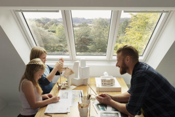 Tři okna v jednom rámu VELUX STUDIO vpustí o 23 % více světla než tři samostatná okna (zdroj: VELUX)