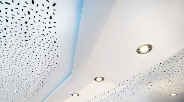 Detail akustického děrovaného stropu v kombinaci se světelnou rampou (zdroj: Knauf)