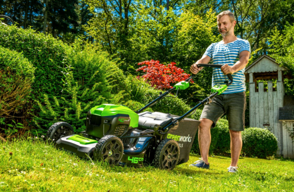 Výkonem, šířkou záběru 46 cm, kovovým šasi a bohatou výbavou připomíná AKU rotační sekačka Greenworks GD40 LM46 SP 40 V výkonné stroje benzinové, náklady na provoz jsou přitom několikanásobně nižší (zdroj: Mountfield)