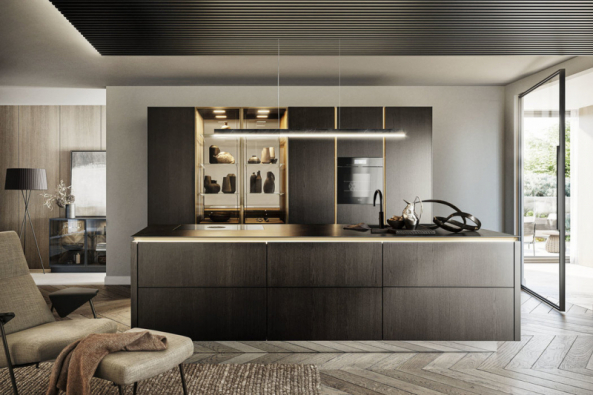 Nová řada SLX Pure značky SieMatic zosobňuje současné trendy v kuchyňském interiéru: bezúchytkové provedení, kompaktní, ale subtilní pracovní deska, skleněné vitríny, integrované LED osvětlení a „neviditelné“ kování a další prvky zajišťující dokonalou funkčnost. K vidění ve studiu Stopka nábytek