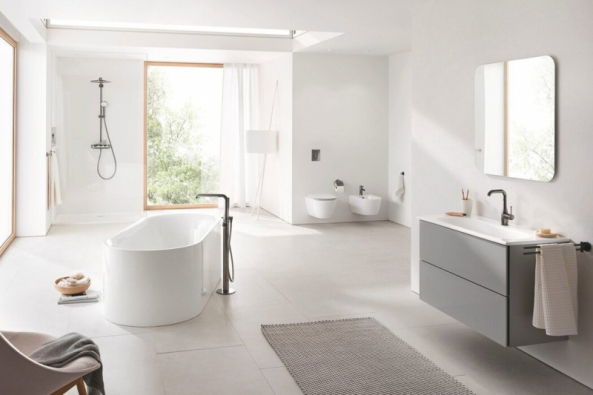 Diagonálně umístěná vana krásně člení velkou koupelnu. Nová série Grohe Essence nabízí kompletní sanitární vybavení v řadě variant, např. vana 180 cm může být solitérní, ke stěně nebo zabudovaná, umyvadla si můžete vybrat na desku, závěsná či nábytková. Elegantní geometrický design vynikne právě ve velkém prostoru (GROHE)