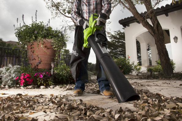 AKU fukar/vysavač Greenworks GD40 BV je vybaven drtičem, který zmenší objem listí o 90 %. Nemusíte tedy neustále vysýpat sací vak a na jedno vysypání můžete vysát mnohem více listí, než byste čekali (zdroj: Mountfield)