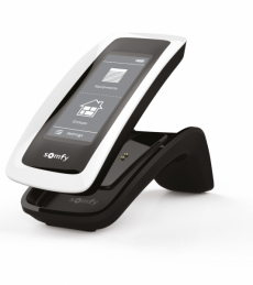NINA™ – centrální dálkové ovládání s dotykovou obrazovkou pro ovládání všech domácích zařízení Somfy (zdroj: SOMFY)