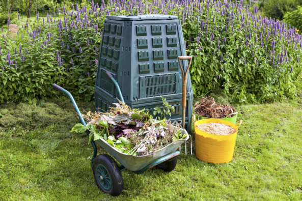 Kompostování a také mulčování má celou řadu přínosů pro vás i vaši zahradu: zužitkujete organické zbytky ze zahrady, zlepšíte půdu o organickou složku a podpoříte složitou síť mikrobiálního života v půdě, která velmi prospívá rostlinám