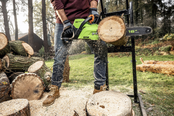 AKU řetězová pila Greenworks GD60 CS40 60 V pro náročnou práci na zahradě nebo v lese je vybavena bezúdržbovým bezkartáčovým motorem. Aktuální cena na www.mountfield.cz