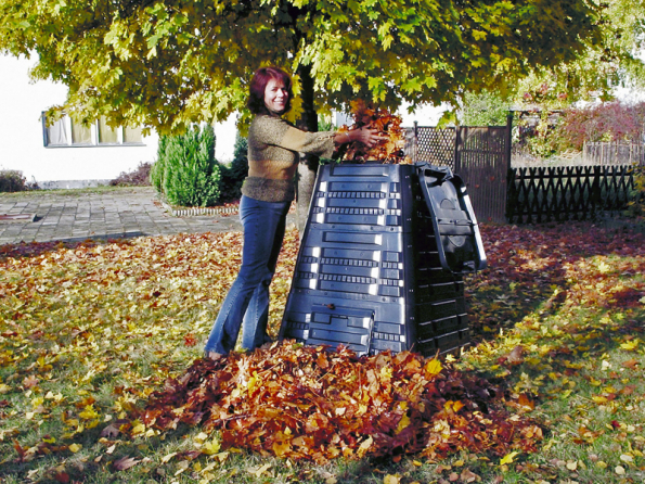 Kompostér K 700 pojme až 720 l biomasy, víko s panty se dá otevírat jednou rukou. Je opatřen otočným ventilem sloužícím k regulaci prostupu vzduchu. Aktuální cena na www.mountfield.cz